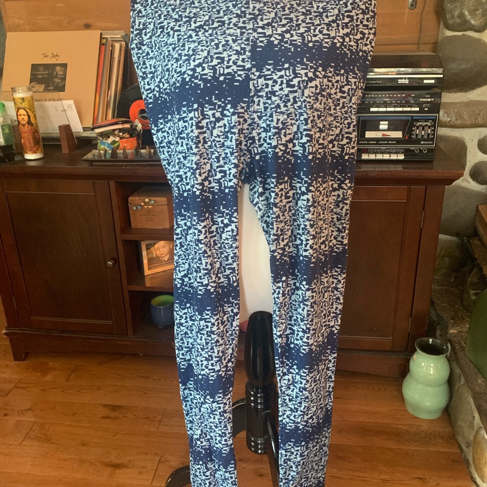 LuLuRoe Tall & Curvy leggings. Light blue/dark blue pattern.Great used condition
